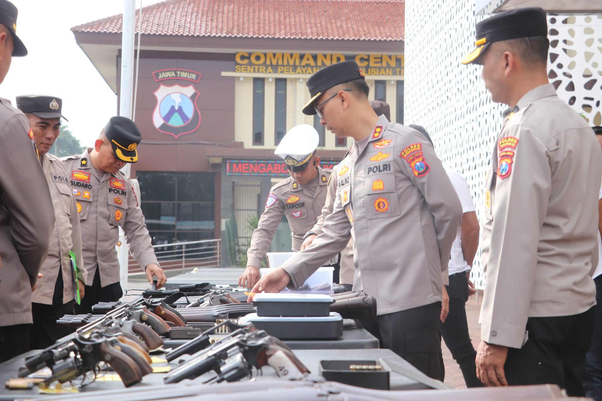 Kapolres Trenggalek sedang memeriksa senpi milik anggotanya.