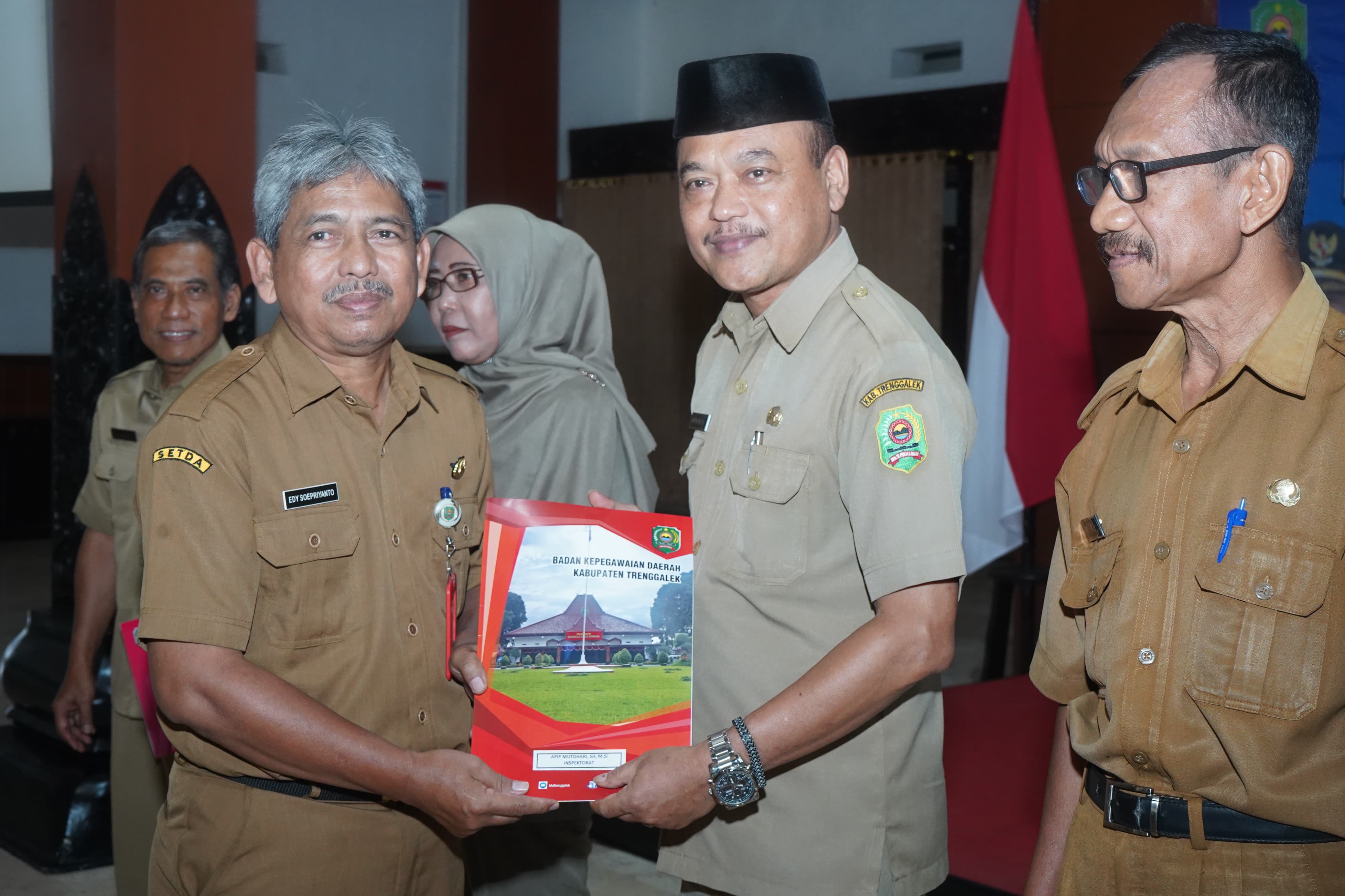 Sekda Trenggalek saat menyerahkan SK pensiun pada ASN di Pendapa Manggala Praja Nugraha.