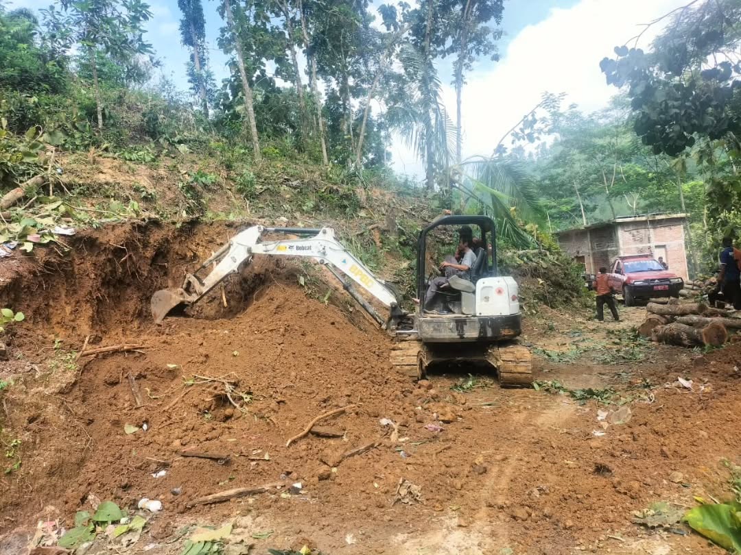 Proses pembersihan meterial longsor