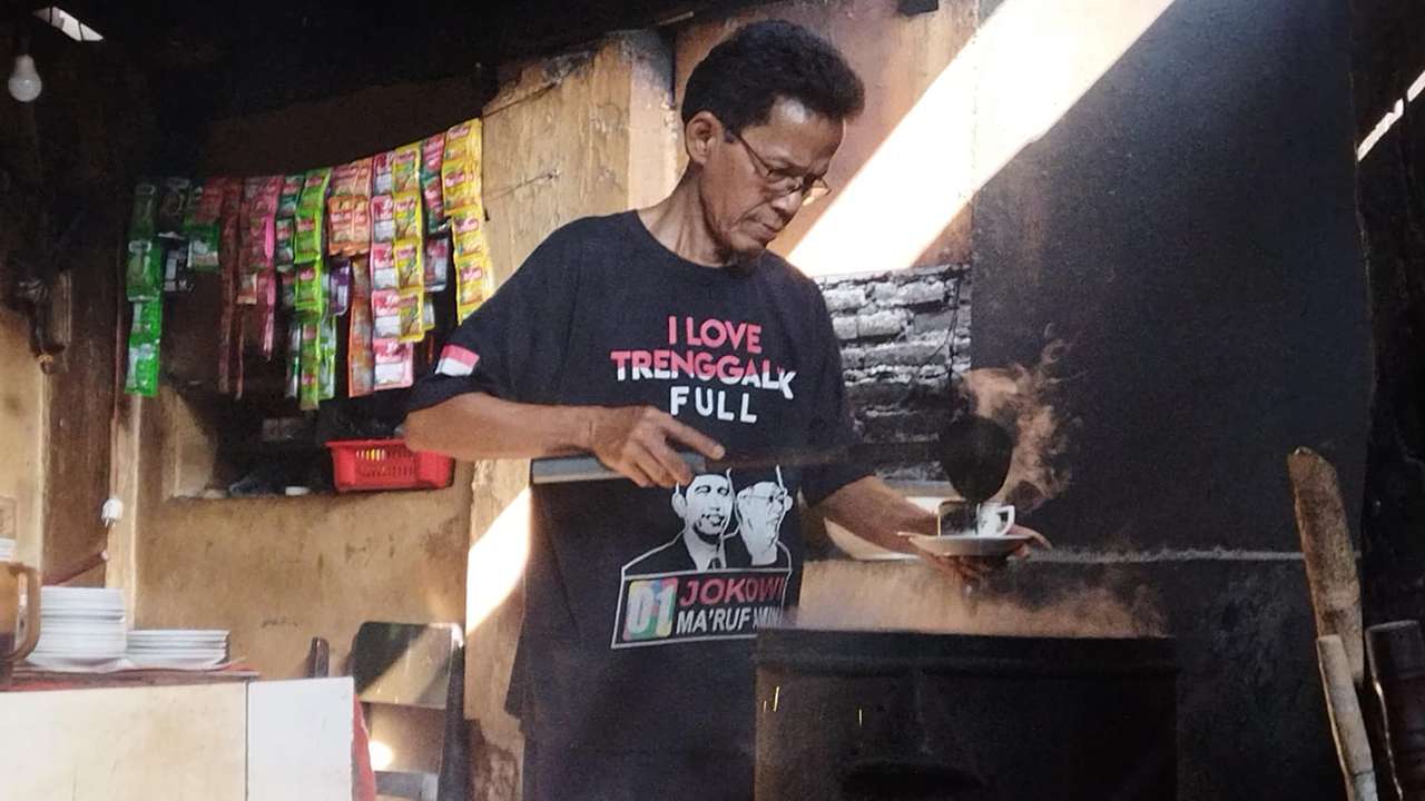Ciri khas warung kopi Mbah kuwot masih menggunakan kayu bakar menambah cita rasa aroma khas kopi Trenggalek