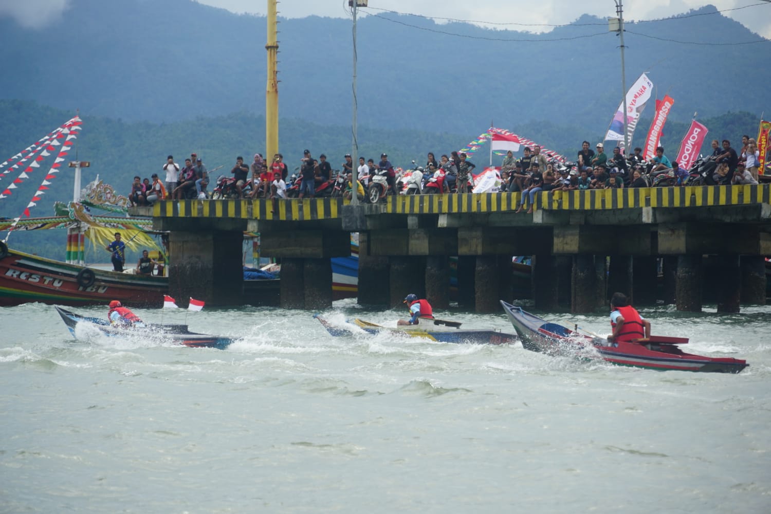 Peserta menggenjot kecepatan perahu untul melalui rute yang sudah ditentukan panitia. (DR PERDANA/RADAR TRENGGALEK)
