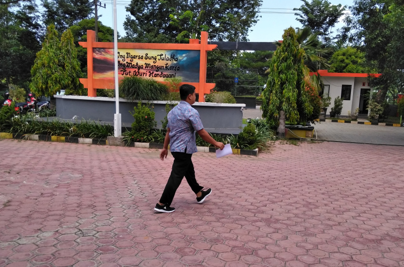 Masyarakat di Trenggalek datang ke SMK negeri untuk mencari informasi tentang SPMB