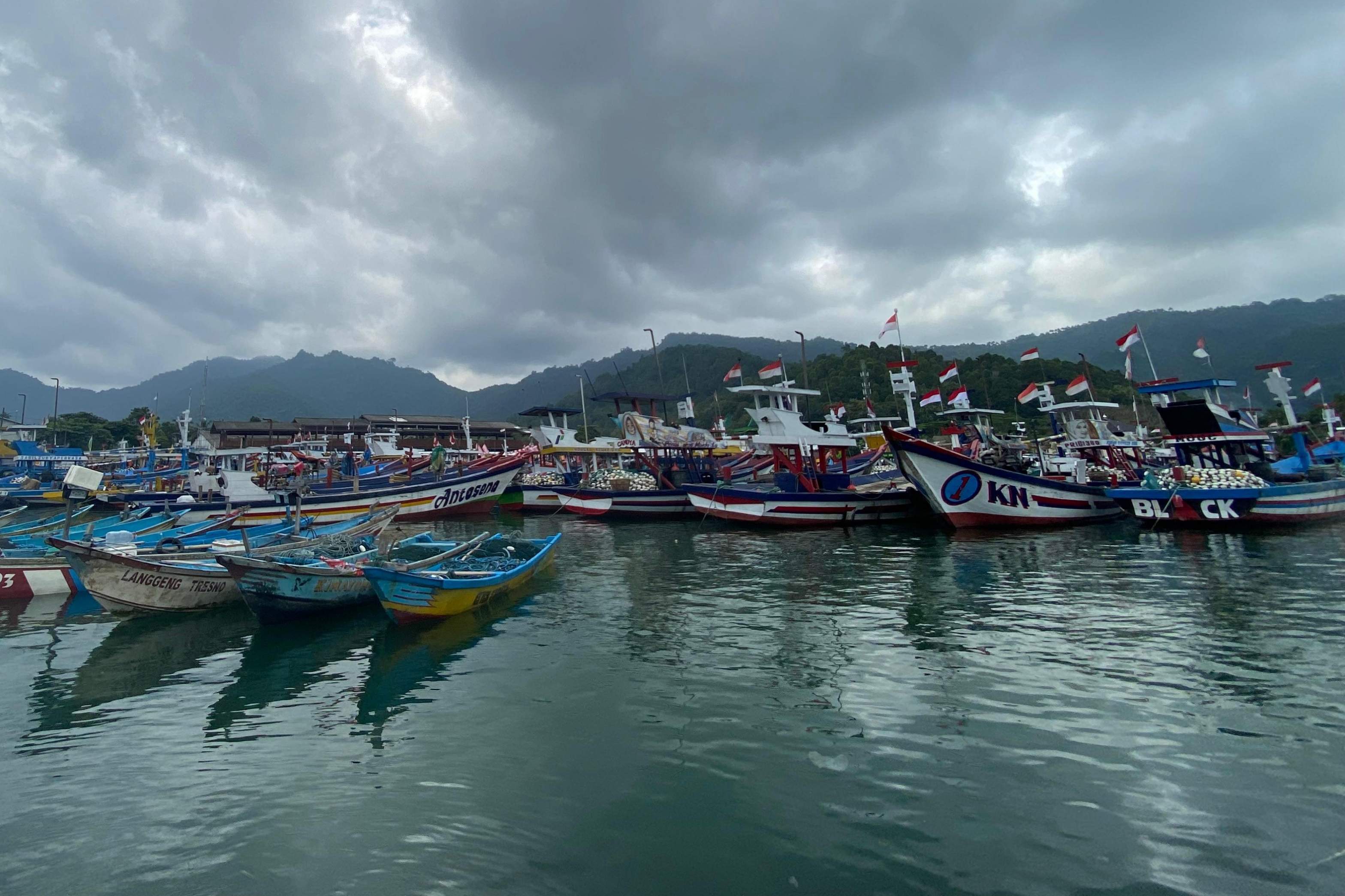 Jejeran perahu slerek di dermaga labuh PPN Prigi Trenggalek. (DR PERDANA/RADAR TRENGGALEK)