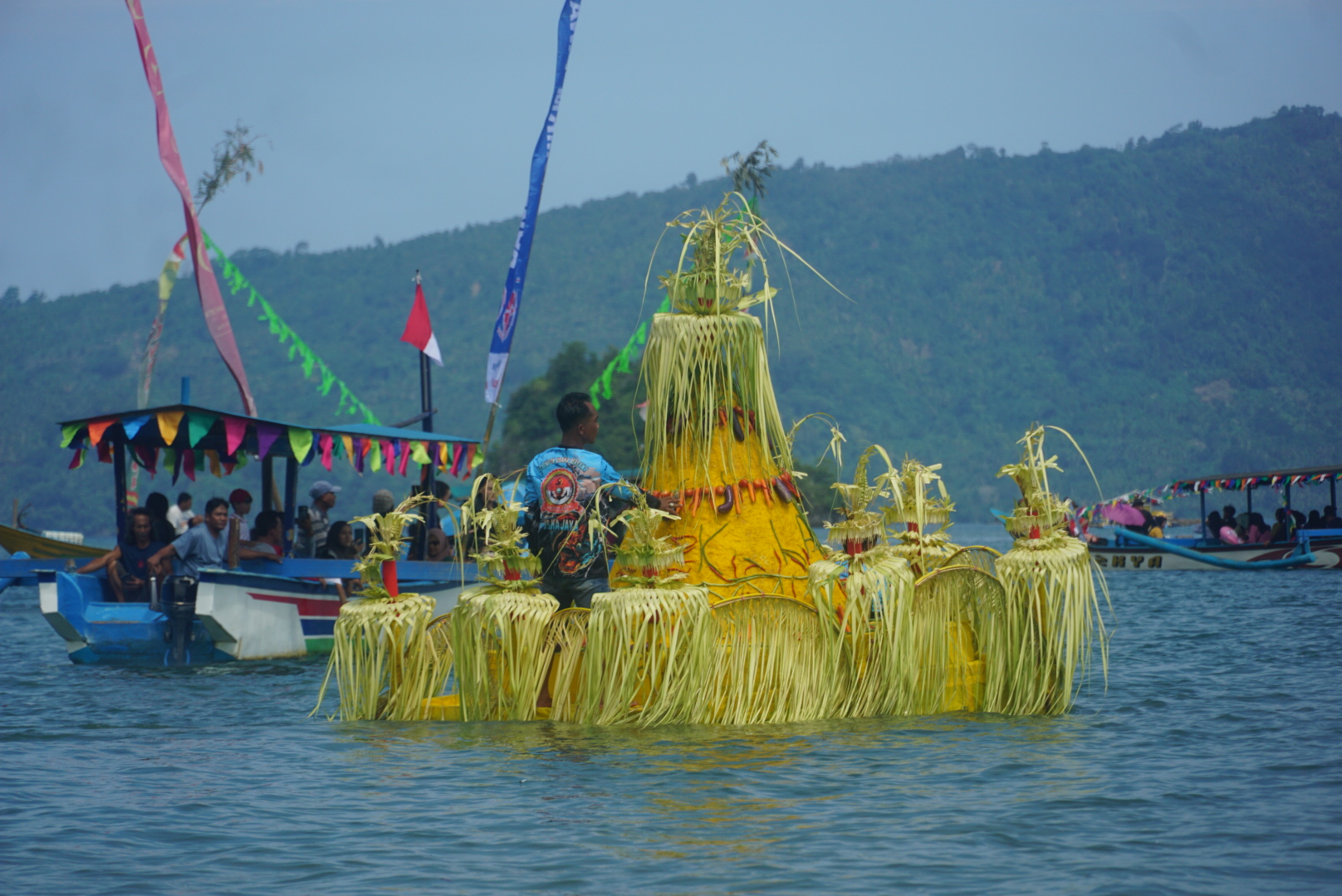 Tumpeng besar dibawa ke tengah laut pada labuh laut Sembonyo di Dusun Karanggongso, Desa Tasikmadu, Kecamatan Watulimo, Rabu (28/5/2025). (DR PERDANA/RADAR TRENGGALEK)