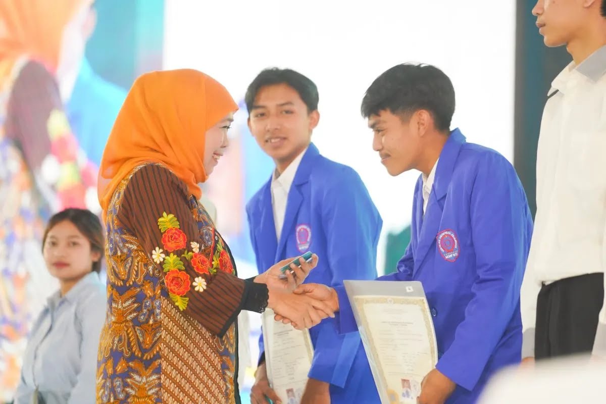 Gubernur Jatim Khofifah Indar Parawansa memberikan penghargaan kepada siswa SMK beberapa waktu lalu.