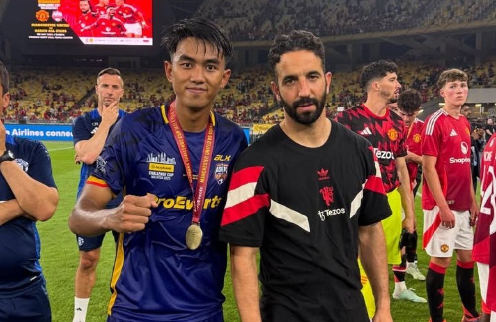 Kakang Rudianto saat berfoto bersama dengan pelatih Manchester United Ruben Amorim