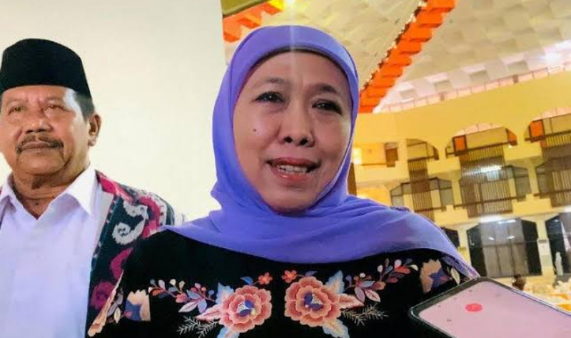 Gubernur Jatim Khofifah ketika memberikan keterangan