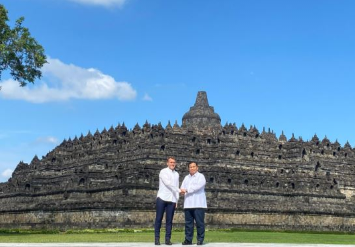 Presiden prancis Emmanuel Macron bersama presiden indonesia prabowo subianto diborobudur