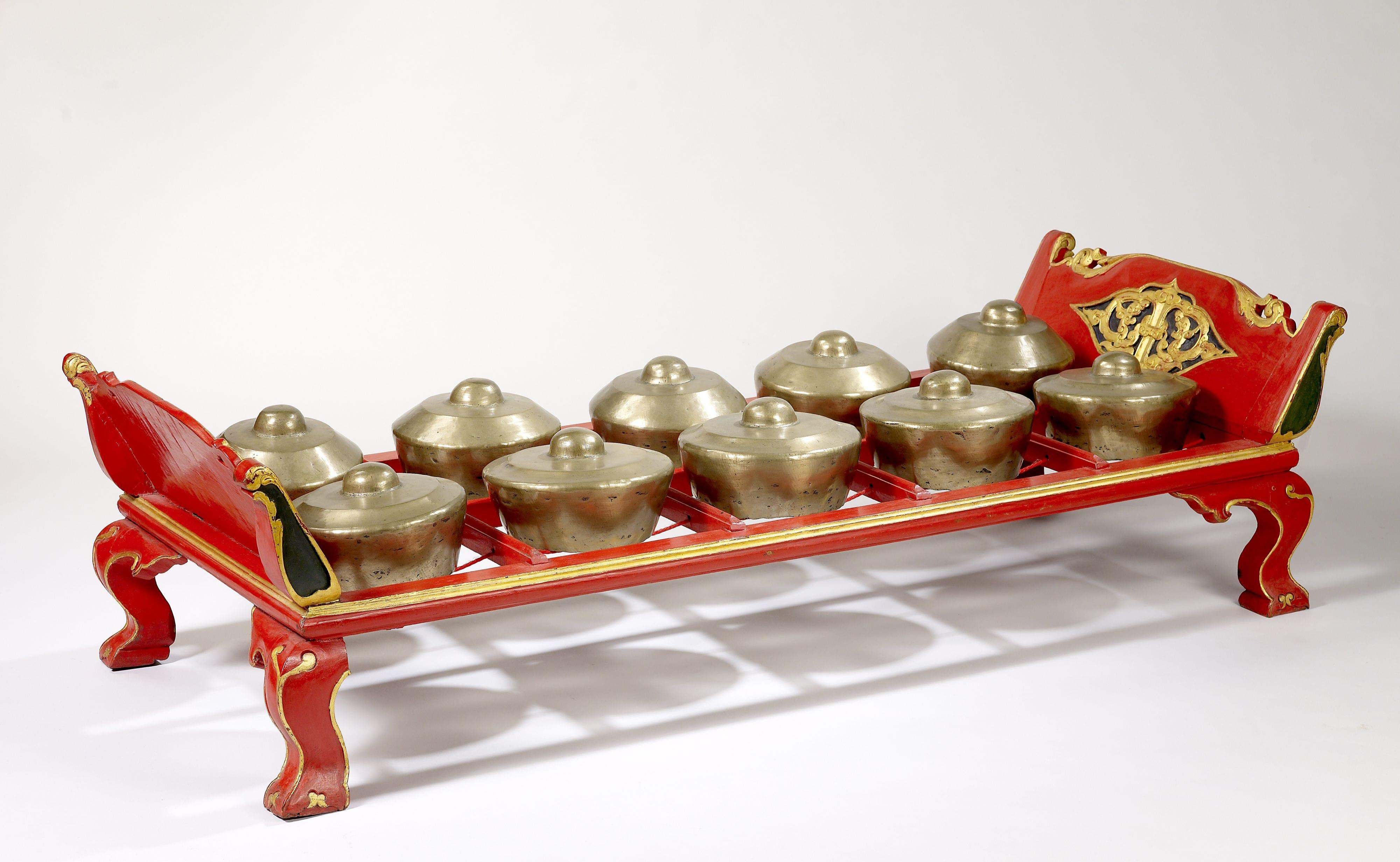 Bonang baru menjadi salah satu instrumen penting dalam gamelan Jawa. (mimo-international.com)