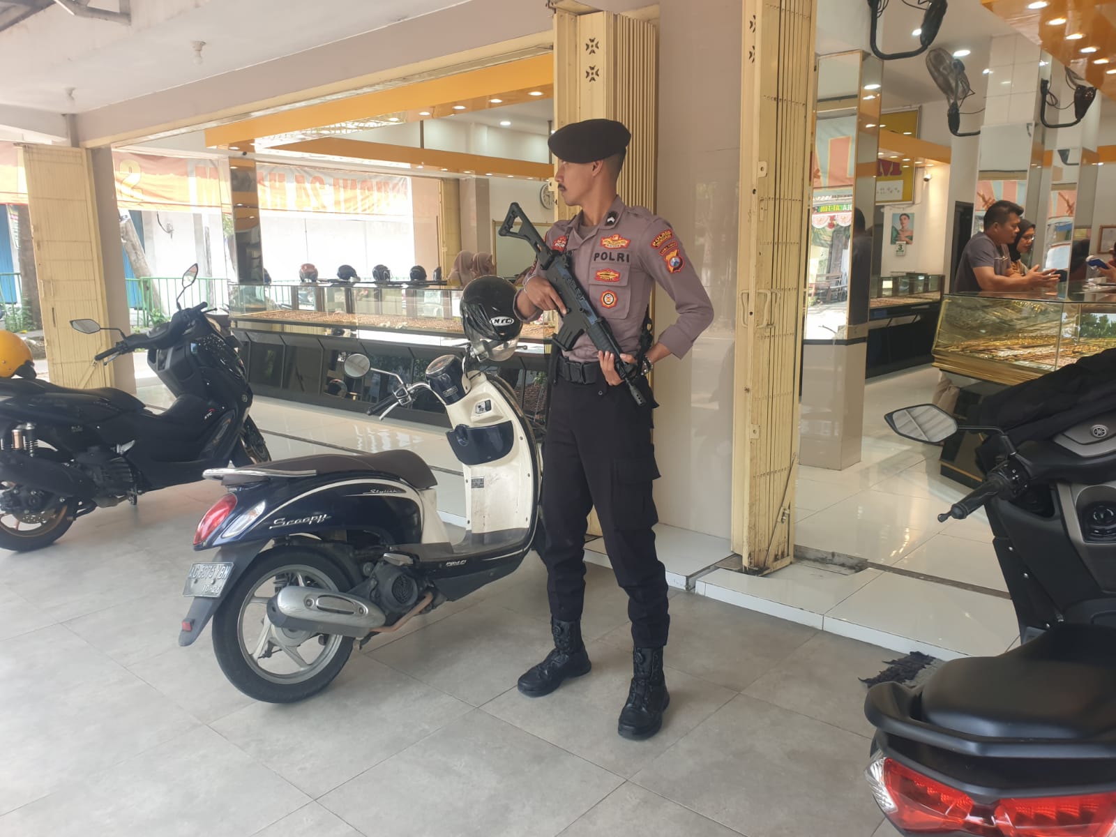 Sebuah toko emas di pusat kota Trenggalek juga menjadi sasaran patroli kepolisian. (HUMAS POLRES TRENGGALEK)