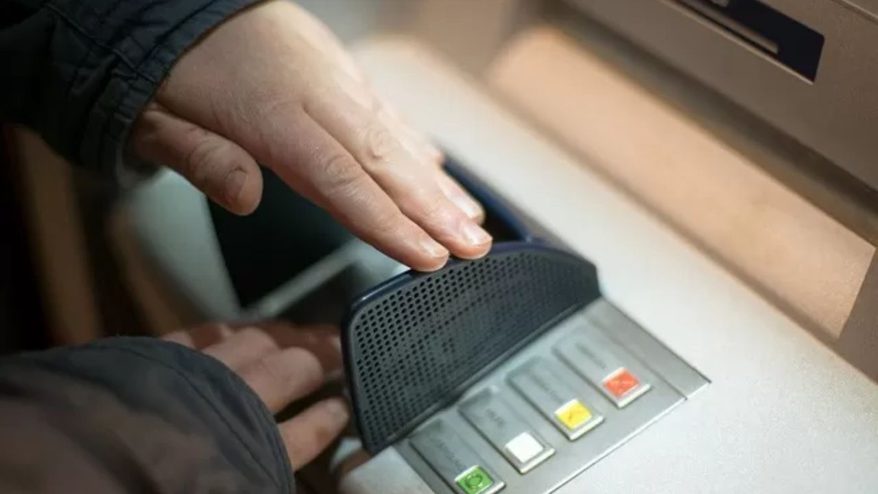 Ilustrasi pengecekan saldo minimum nasabah di bank per Mei 2025.