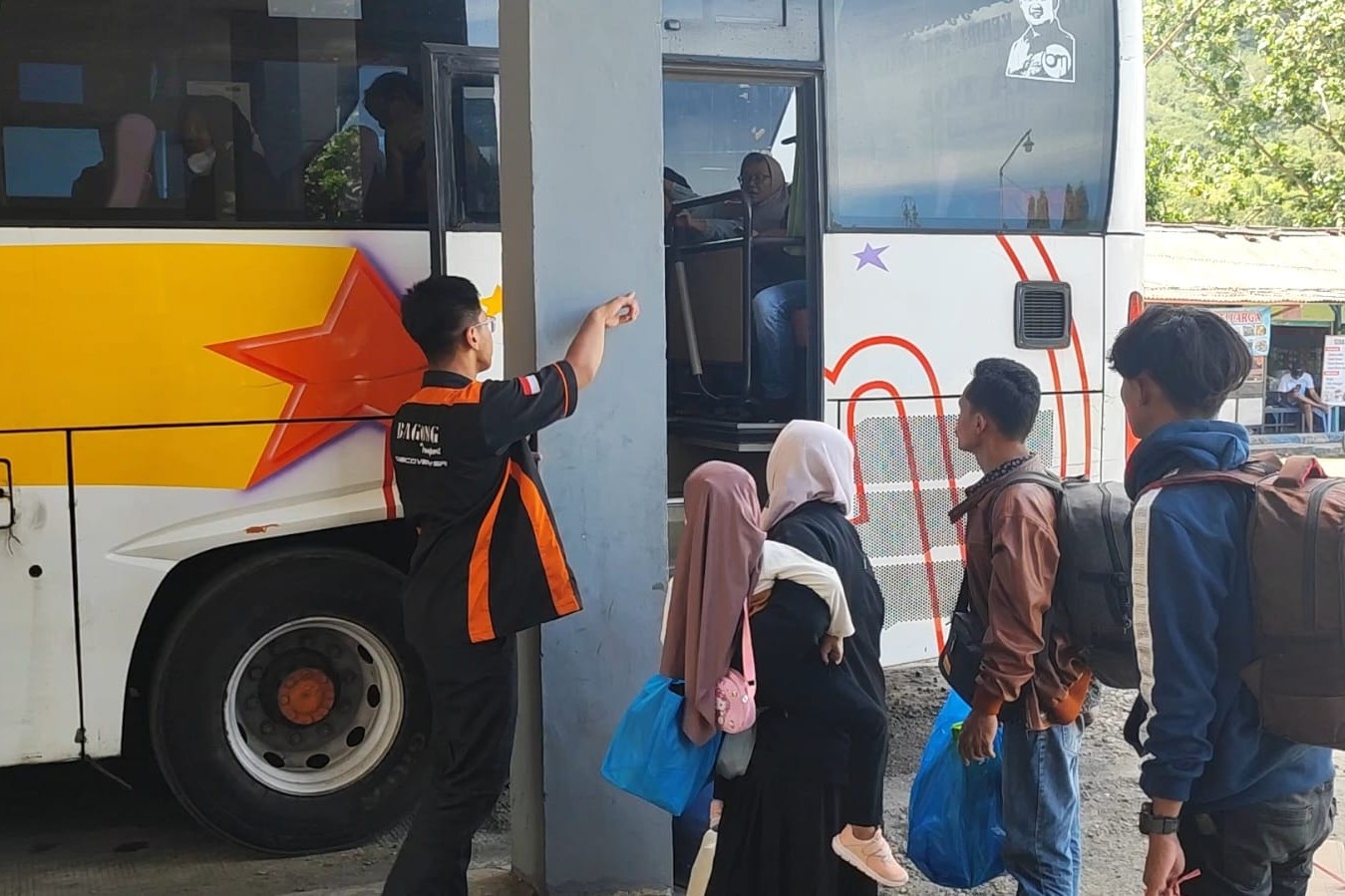 Sejumlah penumpang hendak naik bus jurusan Surabaya di Terminal Surodakan.