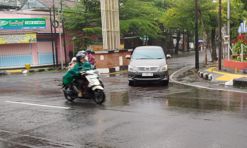 Masyarakat Trenggalek berkendara saat hujan