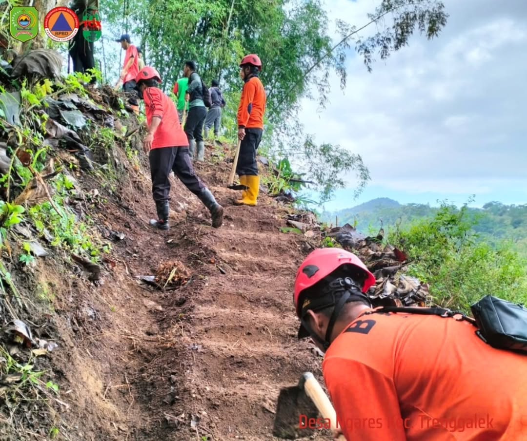 BPBD bersama warga bergotong-royong membangun jalur evakuasi