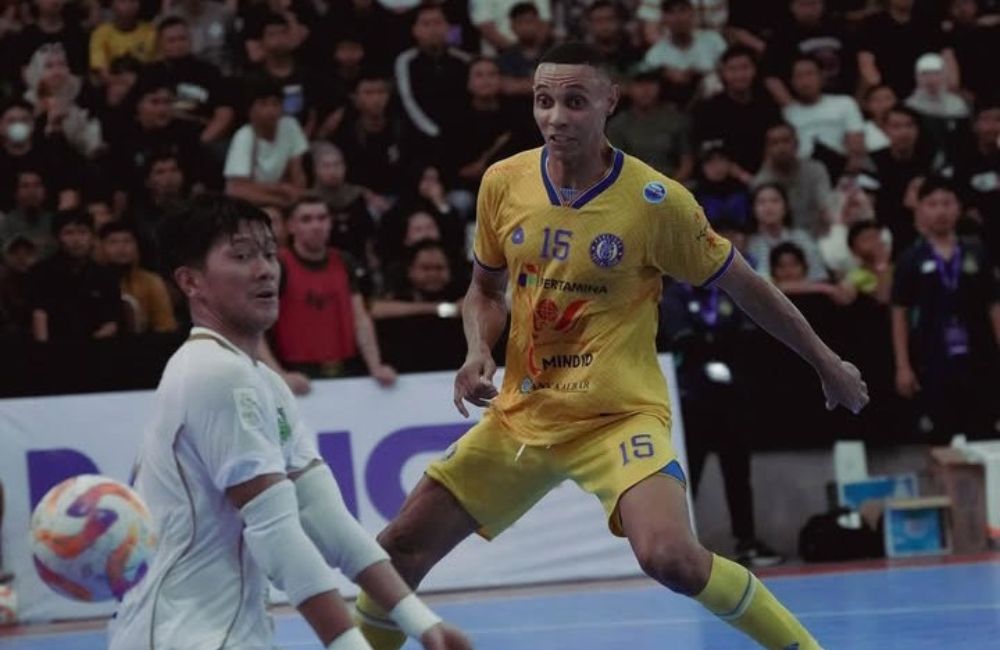 Pertandingan sengit antara tim tuan rumah pangsuma FC dan bintang Timur surabaya