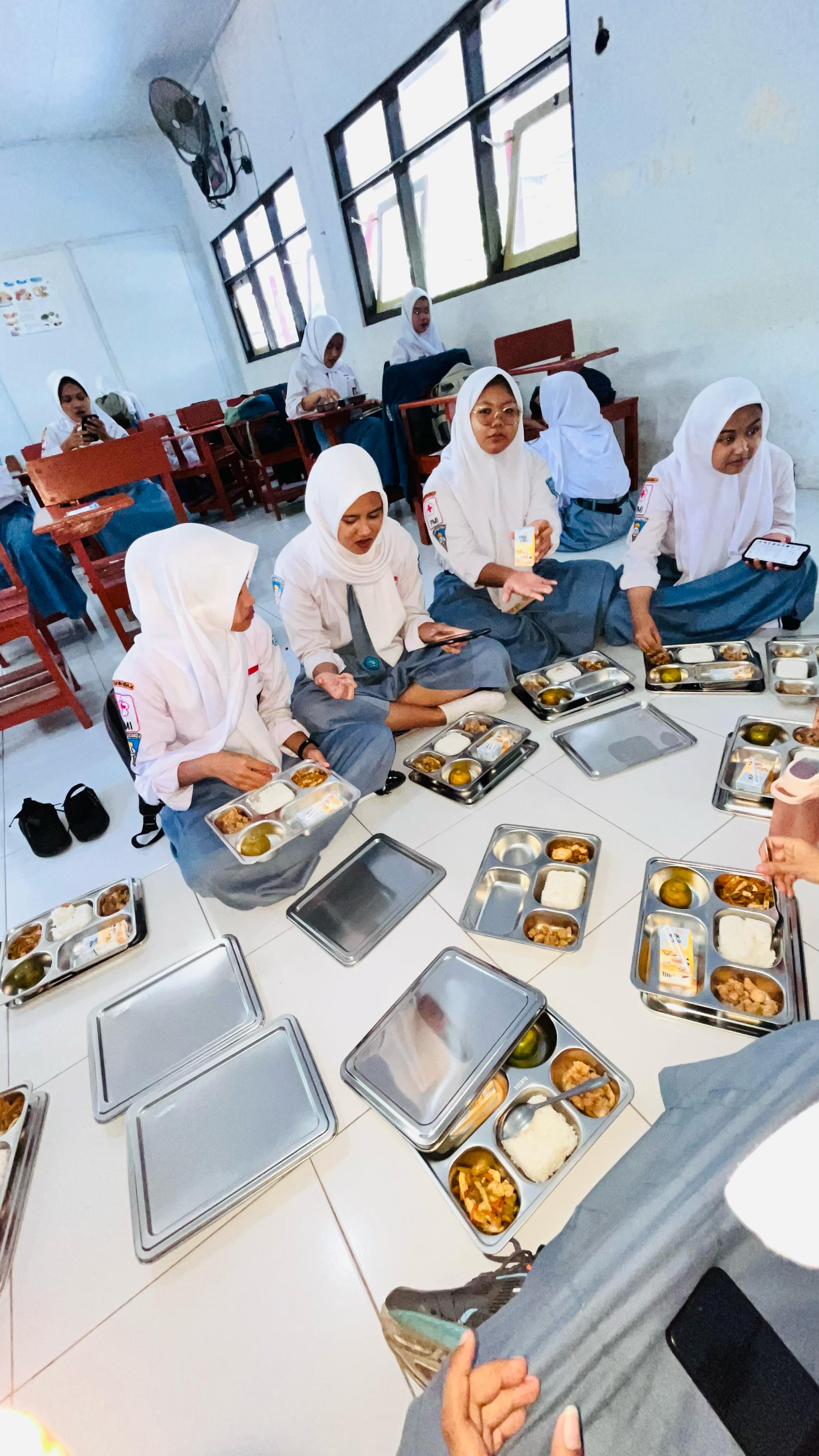 Siswa smk trenggalek gelar uji coba makan gratis program pemerintah