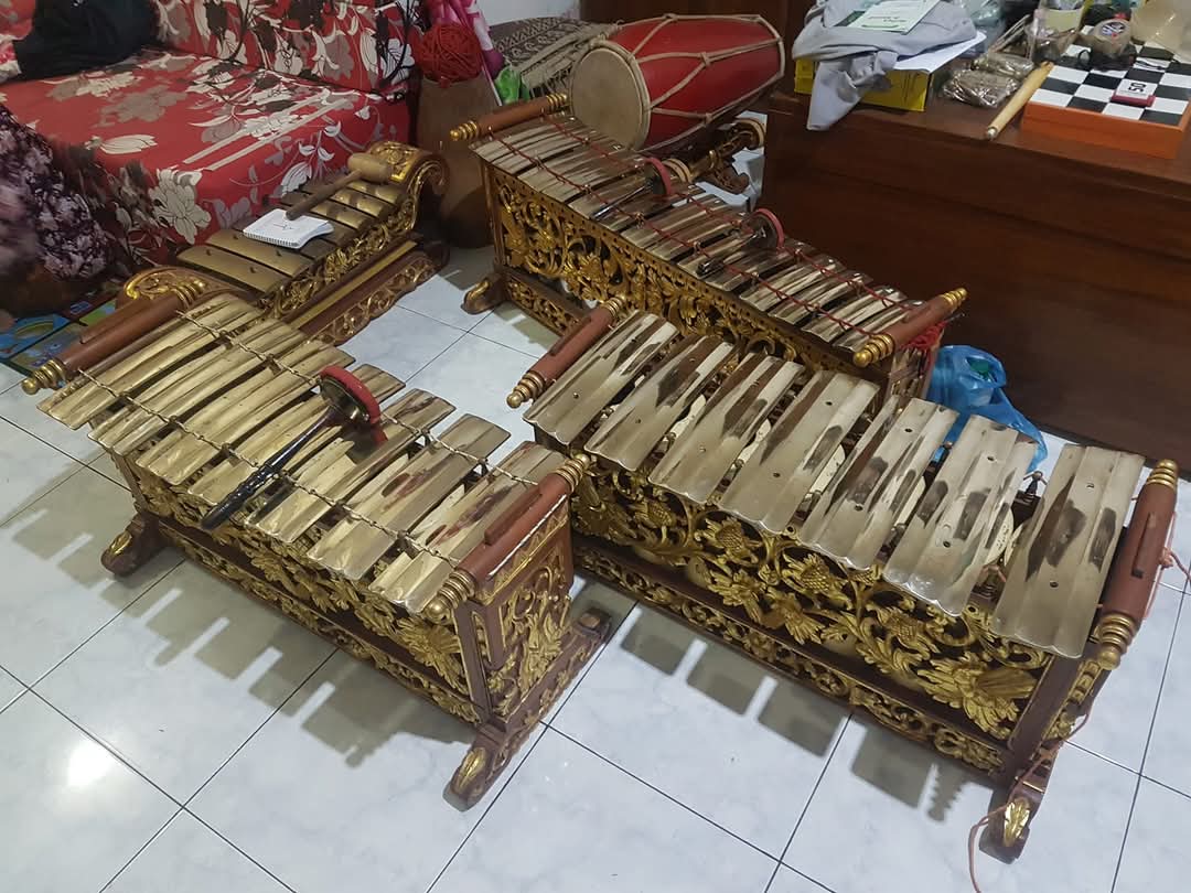 Slenthem dan gender merupakan instrumen gamelan Jawa yang bentuknya mirip namun fungsinya berbeda. (FACEBOOK RUDI)