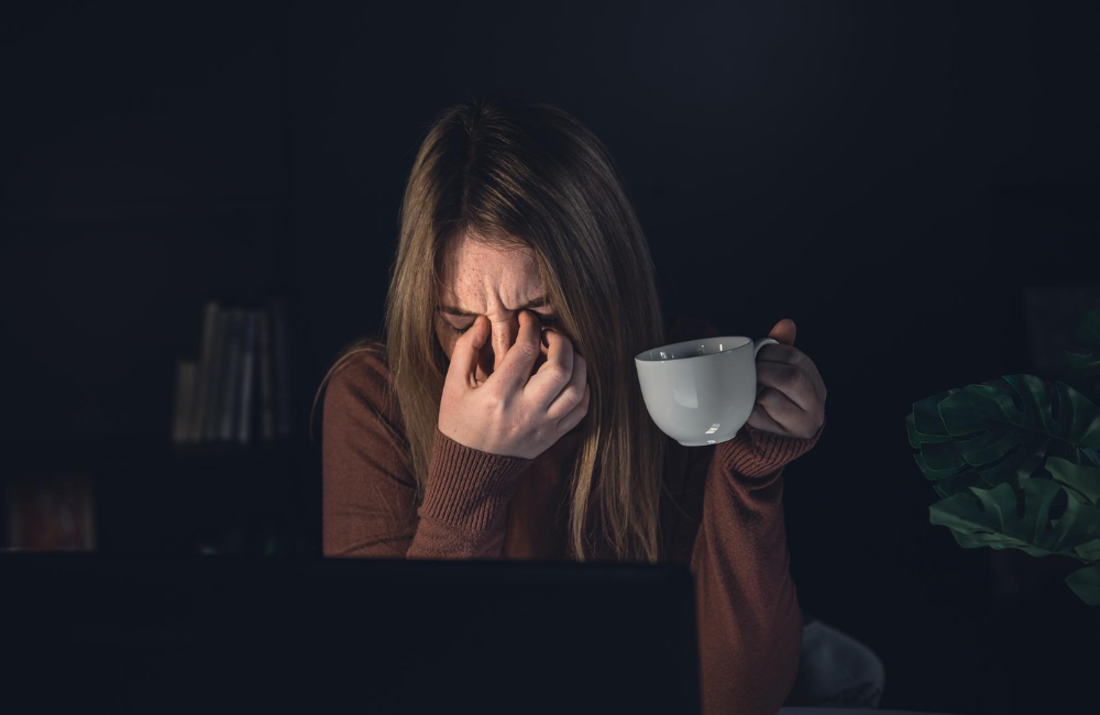 Kopi atau kafein bisa meningkatkan detak jantung dan memperburuk gejala kecemasan, apalagi kalau lo udah punya masalah kecemasan.
