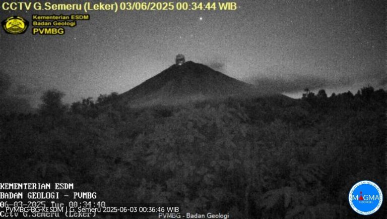 Gunung semeru mengalami erupsi  masyarakat dihimbau tetap waspada