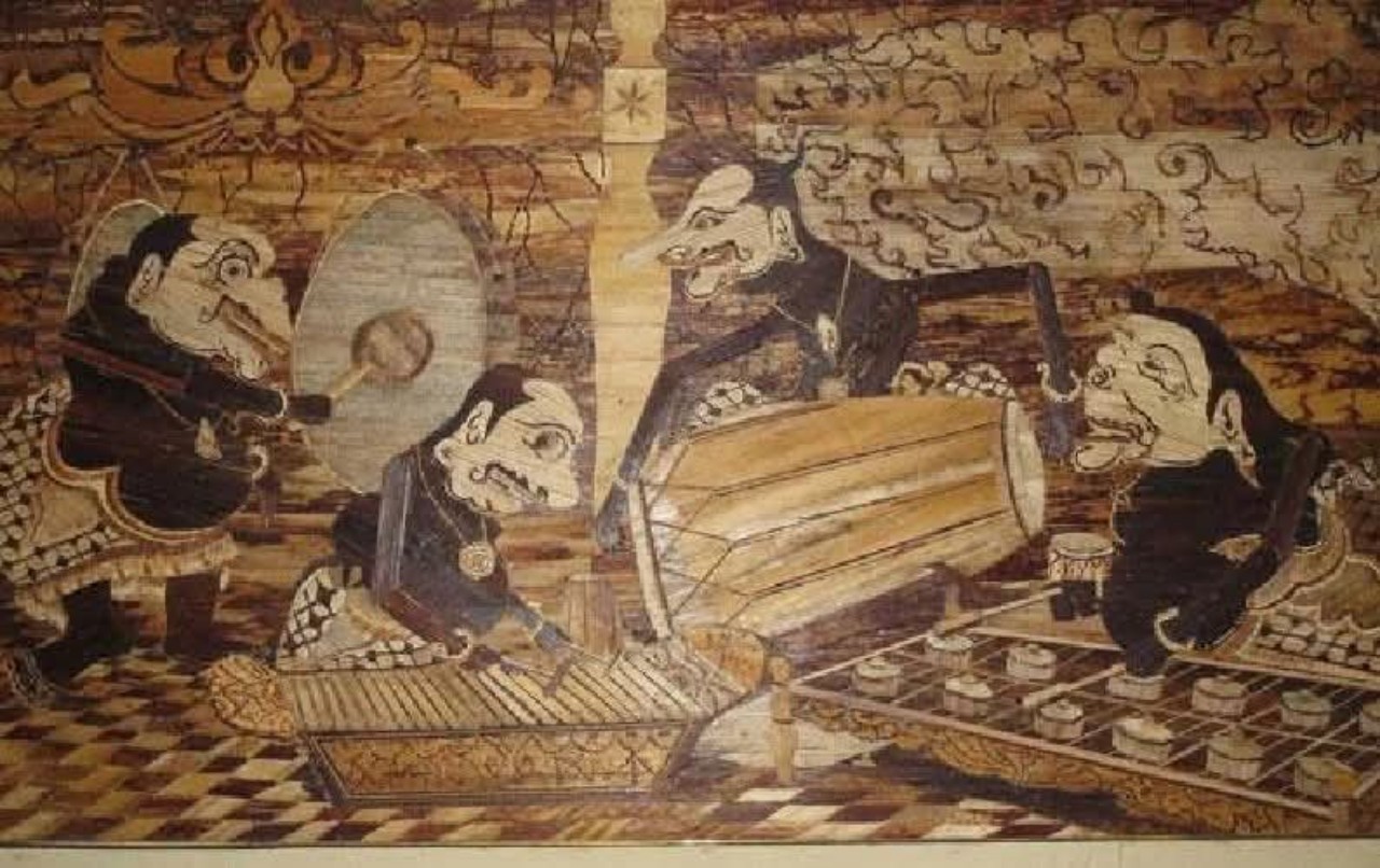 Karikatur Punakawan memainkan instrumen gamelan Jawa