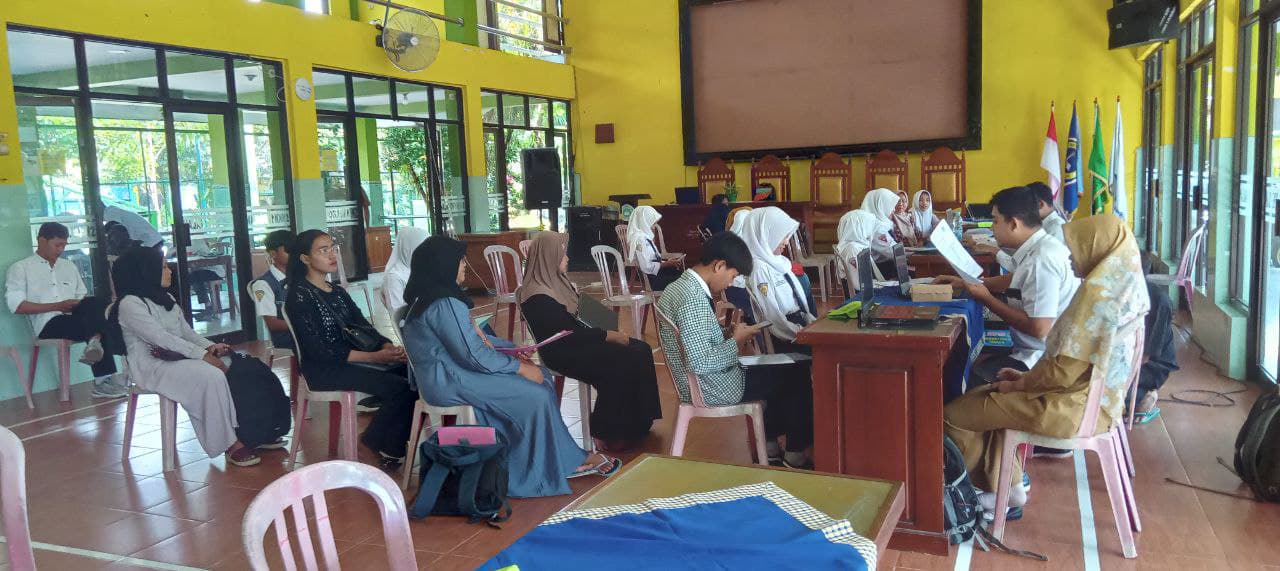 Pelaksanaan pengambilan PIN SPMB Jtim di SMKN 1 Pogalan, Trenggalek