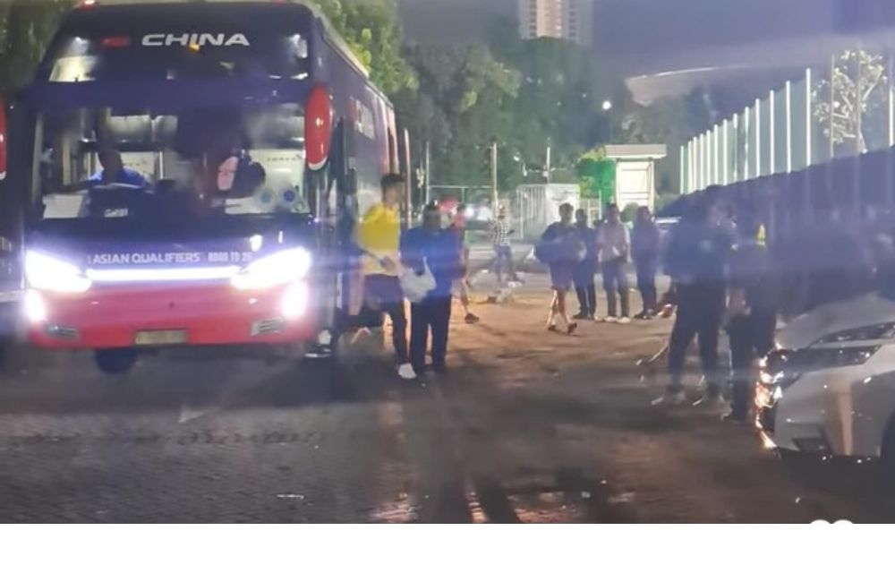 Timnas China latihan di lapangan Senayan pada malam hari