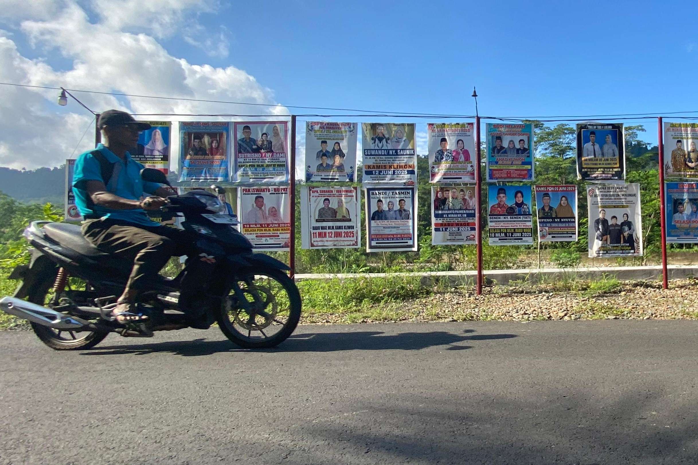 Jejeran banner undangan hajatan di Desa Bendoroto, Munjungan. (DR PERDANA/RADAR TRENGGALEK)
