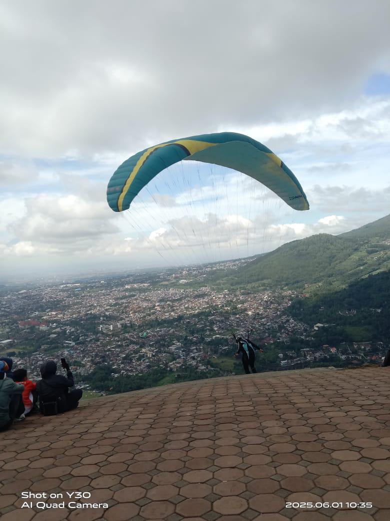 Atlet paralayang Trenggalek mengikuti kompetisi di Kota Batu