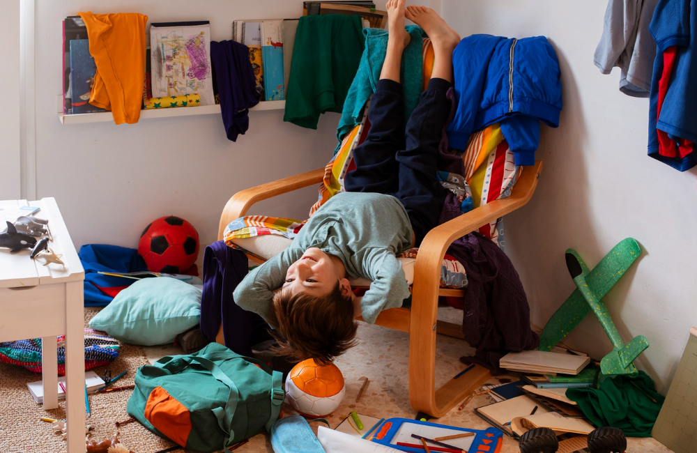 Hoarding disorder adalah kondisi di mana seseorang merasa gak bisa membuang barang, meskipun barang tersebut udah gak berguna atau malah gak layak pakai.