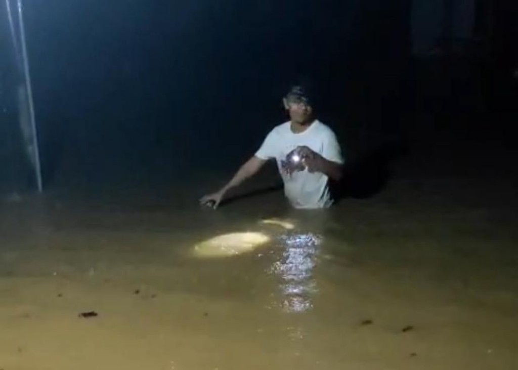 Kondisi banjir di Desa Prigi pada Kamis (5/6) dini hari. (TANGKAPAN LAYAR VIDEO WARGA)