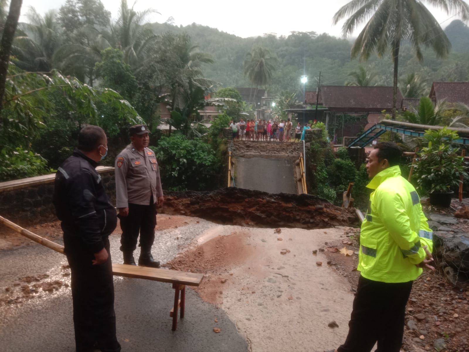Putusnya jembatan penghubung antara Kecamatan Munjungan dan Kecamatan Watulimo akibat hujan deras.