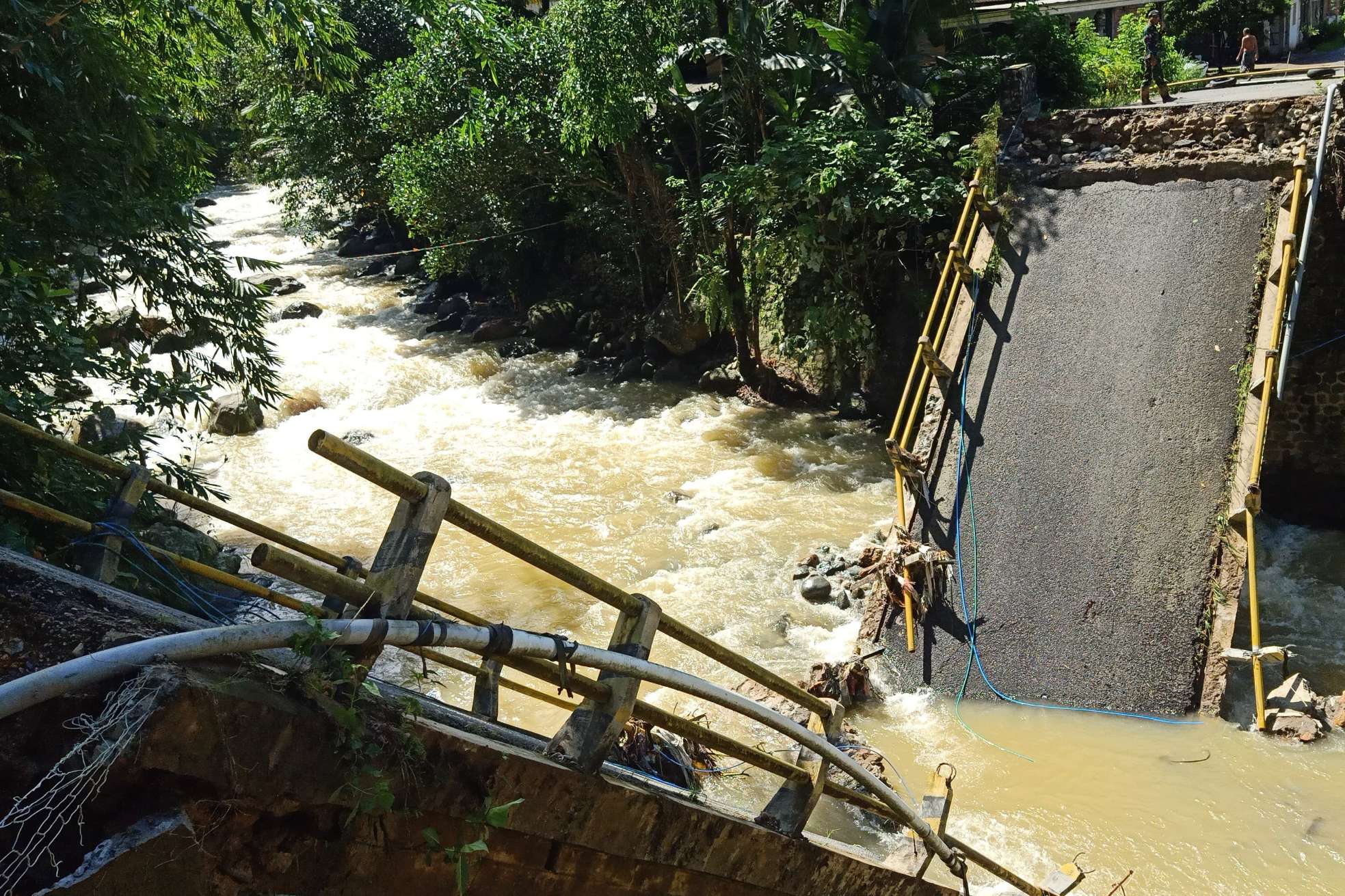 Jembatan Dung Buceng di Desa Bangun, Kecamatan Munjungan yang patah. (BPBD Trenggalek)