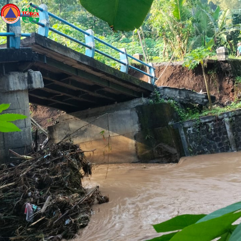 Kondisi jembatan di Desa Jatiprahu yang rusak