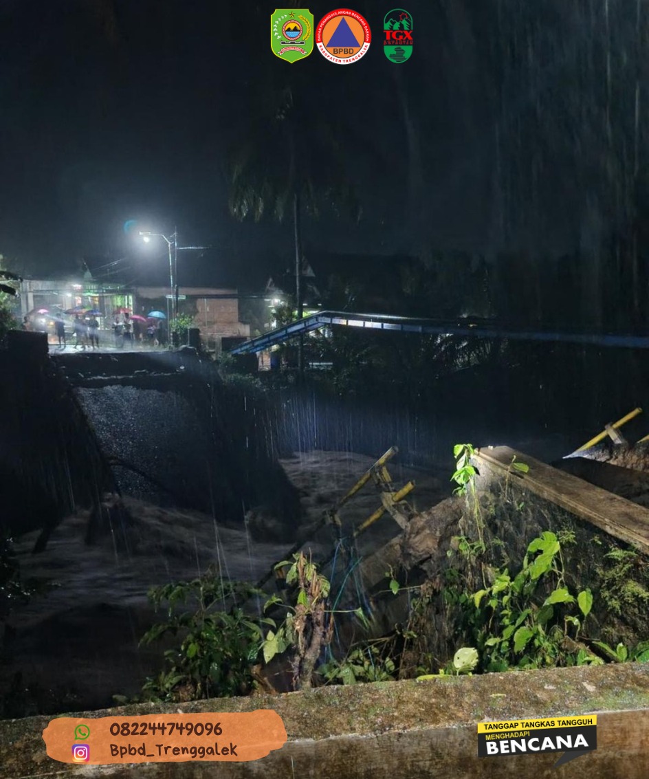 Kondisi jembatan di Munjungan yang amblas di bawa air