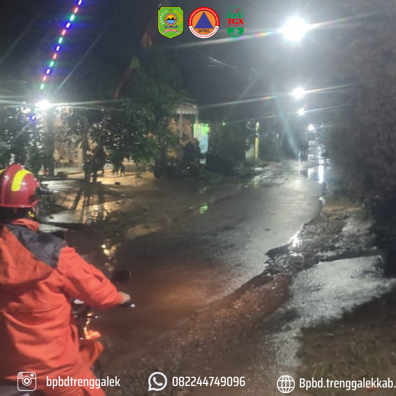 Petugas BPBD Trenggalek mengecek kondisi banjir luapan di Desa Ngares