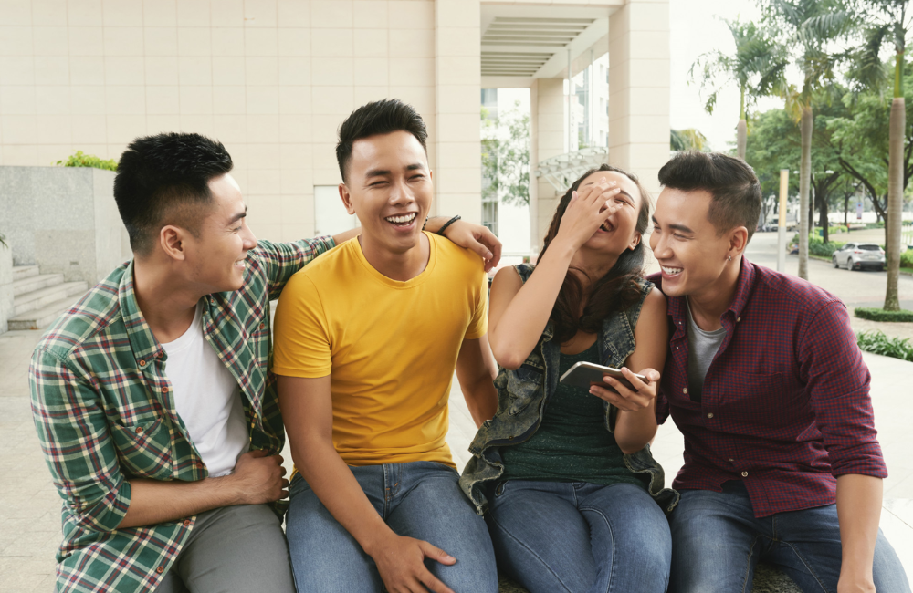 Tawa mendekatkan, tapi bisa juga menyembunyikan luka&mdash;humor tak selalu berarti bahagia.