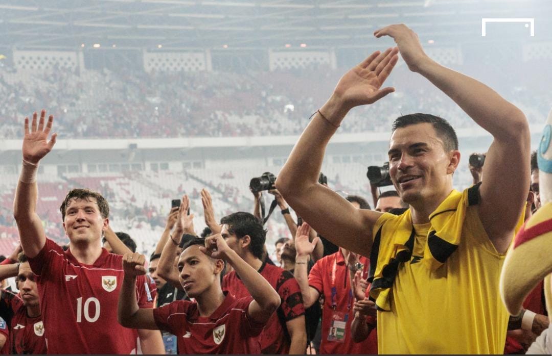 Ole Romeny menyapa fans Timnas Indonesia setelah pertandingan.