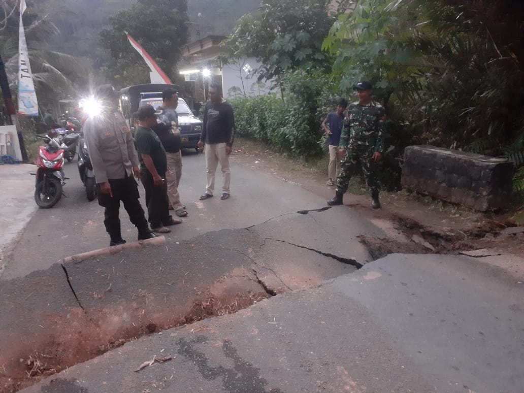 Petugas melihat kondisi jembatan di jalur utama Kampak -Munjungan ambles