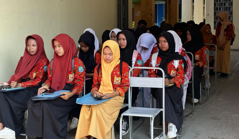 Siswa di Trenggalek mengikuti proses pengambilan PIN SPMB Jatim yang tetep buka di hari libur
