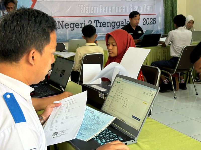 Petugas pendaftaran mengecek persyaratan untuk pengambilan PIN SPMB