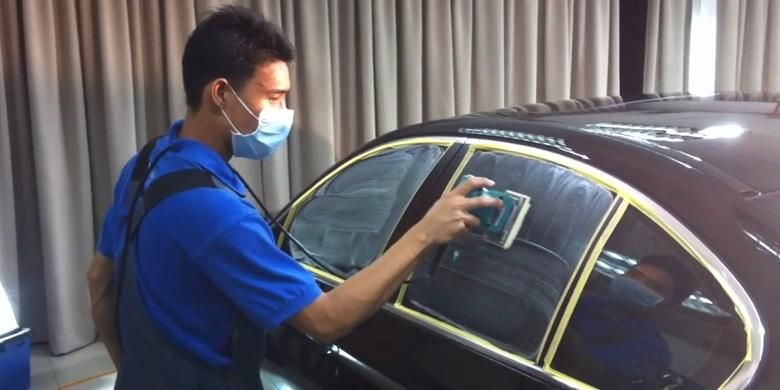 Cara yang benar bersihkan jamur di kaca mobil yang membandel sulit di hilangkan