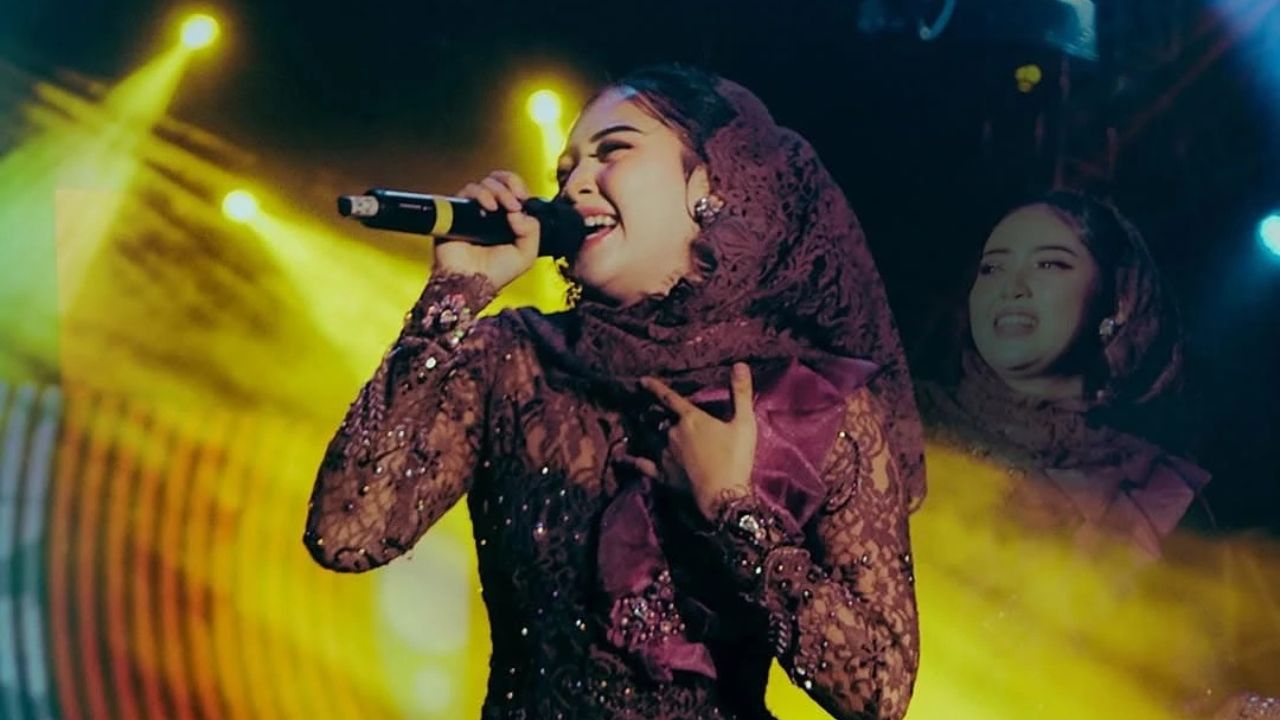 Silvy Kumalasari nyanyikan lagu Bukit Berbunga.