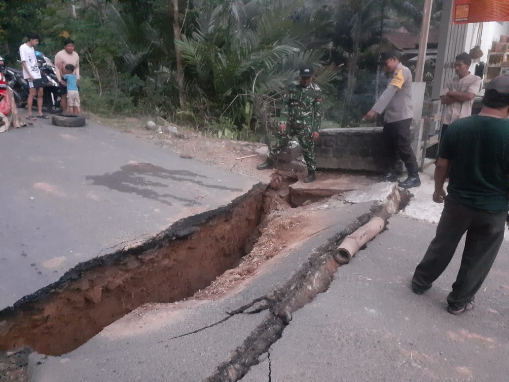Kondisi jembatan yang ambles dan saat ini warga berupaya untuk menuliskan akses Kampak - Munjungan