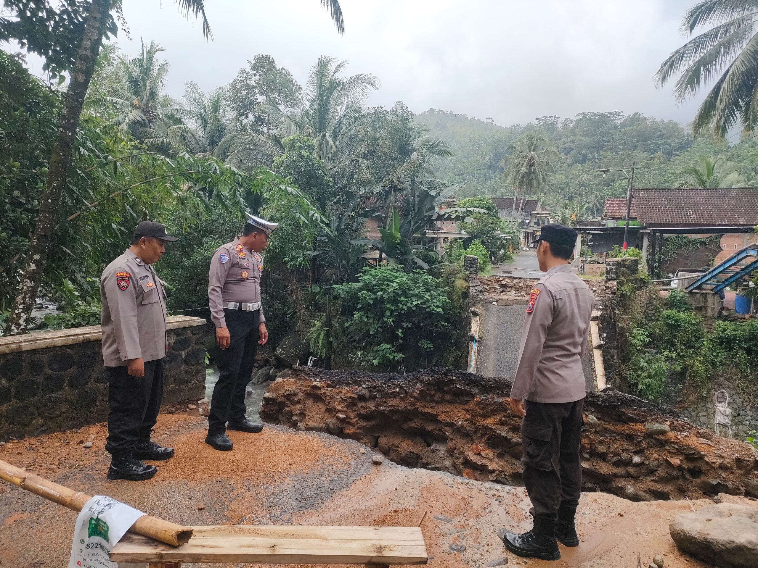 Polisi mengecek kondisi jembatan Munjungan yang ambles