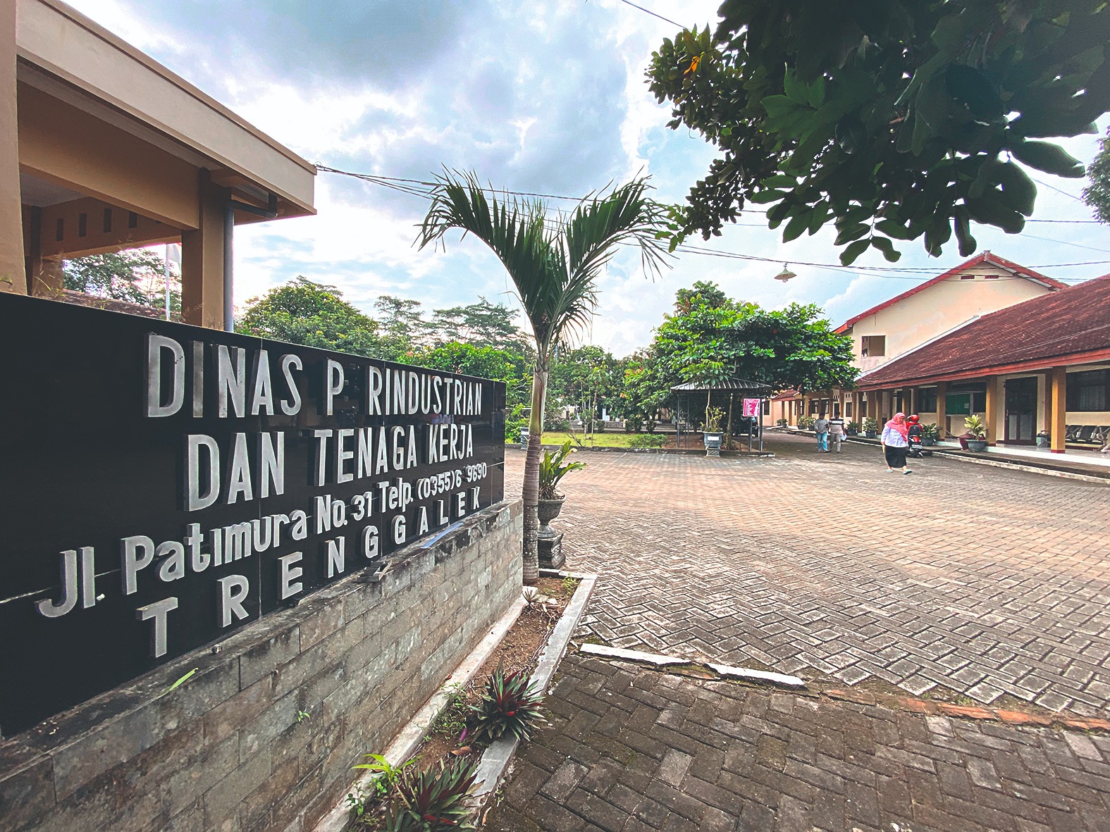 Rencana sekolah rakyat di Trenggalek yang akan menempati gedung Disperinaker ditolak pemerintah pusat.