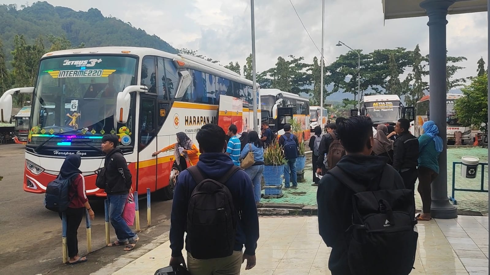 Kondisi keramaian penumpang bus di terminal tipe A Surodakan Trenggalek saat libur Idul Adha .