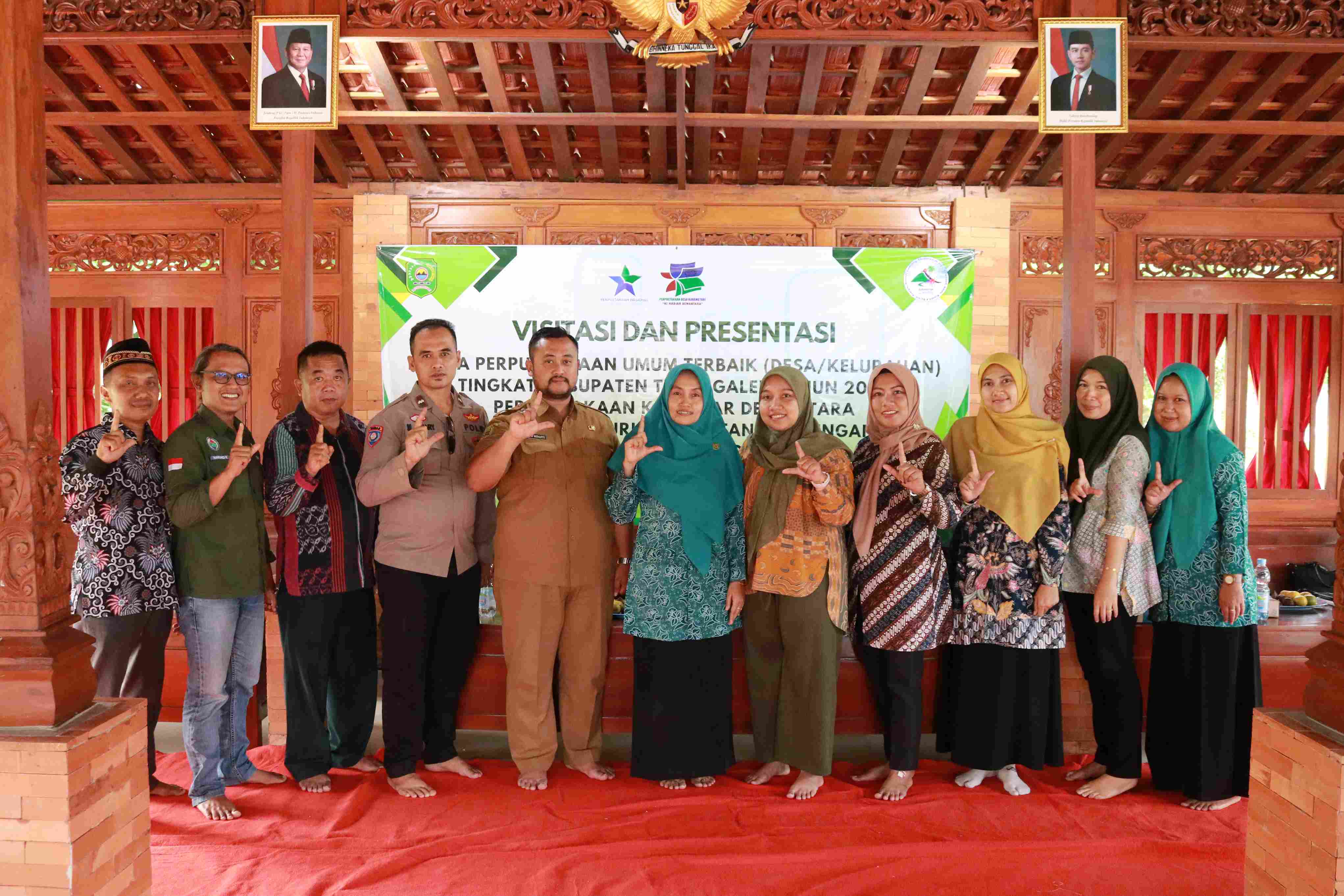 Disippus Trenggalek saat melakukan visitasi ke perpusdes yang menjadi nominator lomba.