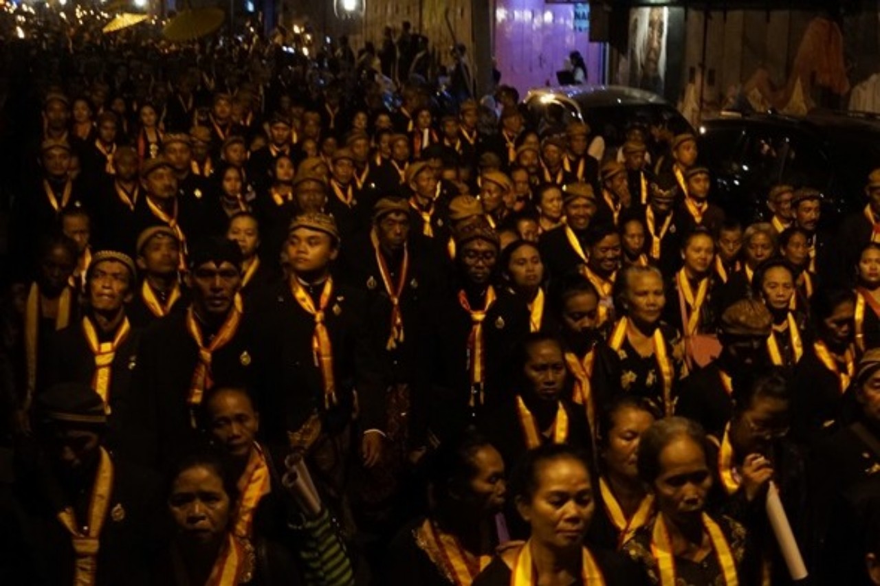 Abdi dalem Kraton Kasunanan Surakarta melakukan laku bisu setiap malam 1 Suro. (JEJAK BOCAHILANG)