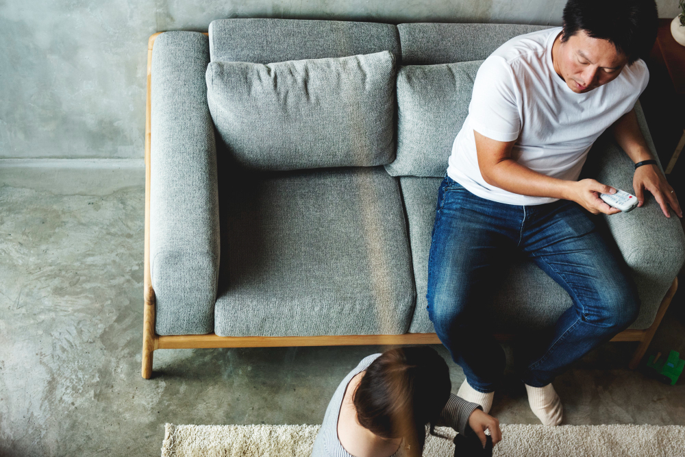 Sofa empuk bikin nyaman, tapi diam-diam bisa bikin postur rusak.