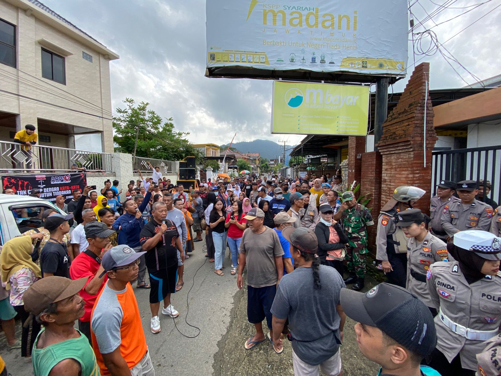 Nasabah meluruk kantor pusat KSPP Syariah Madani pada Selasa pagi dalam penjagaan ketat kepolisian. (DR PERDANA/RADAR TRENGGALEK)